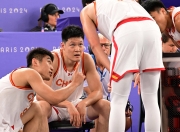 开云体育-立陶宛篮球选手团结进攻，领跑比赛