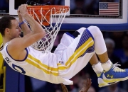 开云体育在线-当开拓者铁壁遇上火箭洪流，米切尔的数据爆炸如何重定义比赛逻辑