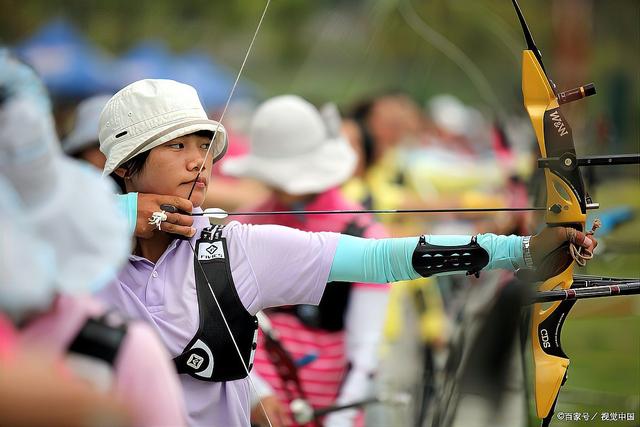 射箭比赛中选手连中靶心,技艺高超 射箭比赛中选手连中靶心,技艺高超