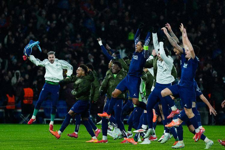 热门球队抢占比赛先机，夺冠在望