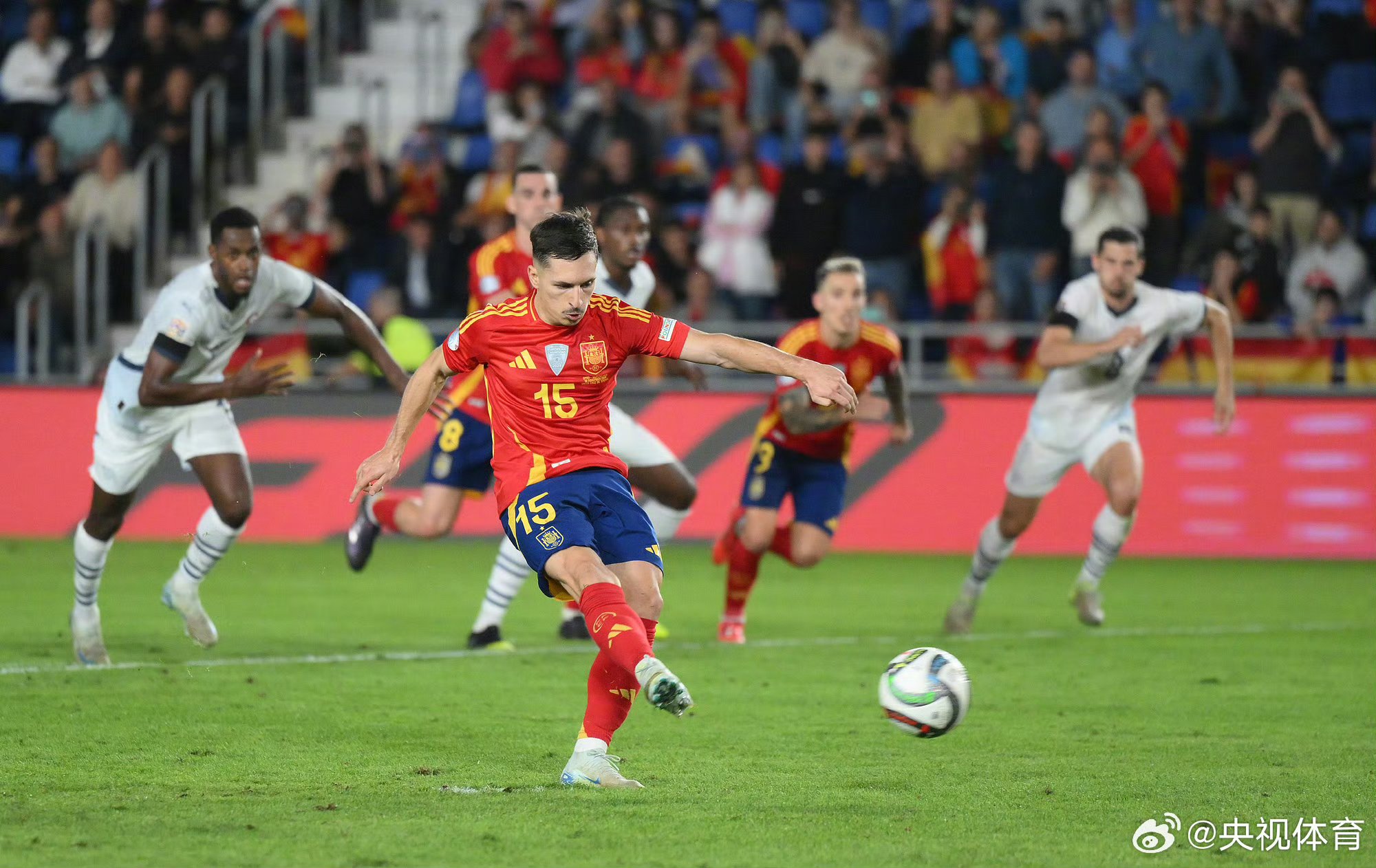 瑞典队力压波兰，成功晋级欧洲杯半决赛