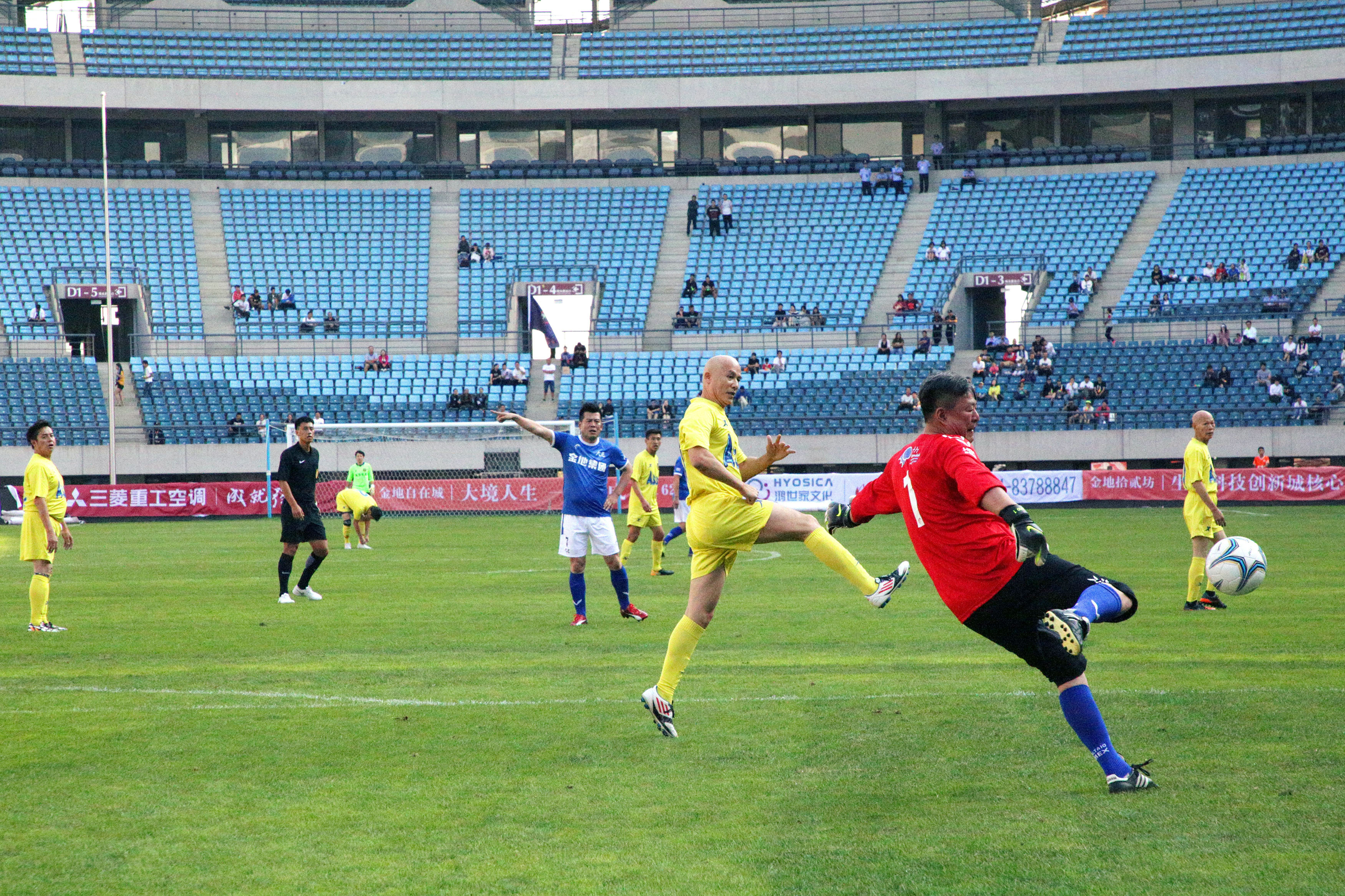 关于足坛传奇名宿举办慈善赛，救助弱势群体的信息