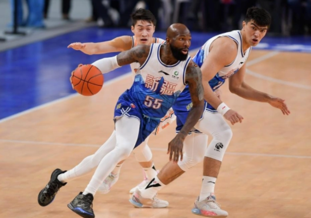 防守犀利，成功挡下对手猛攻