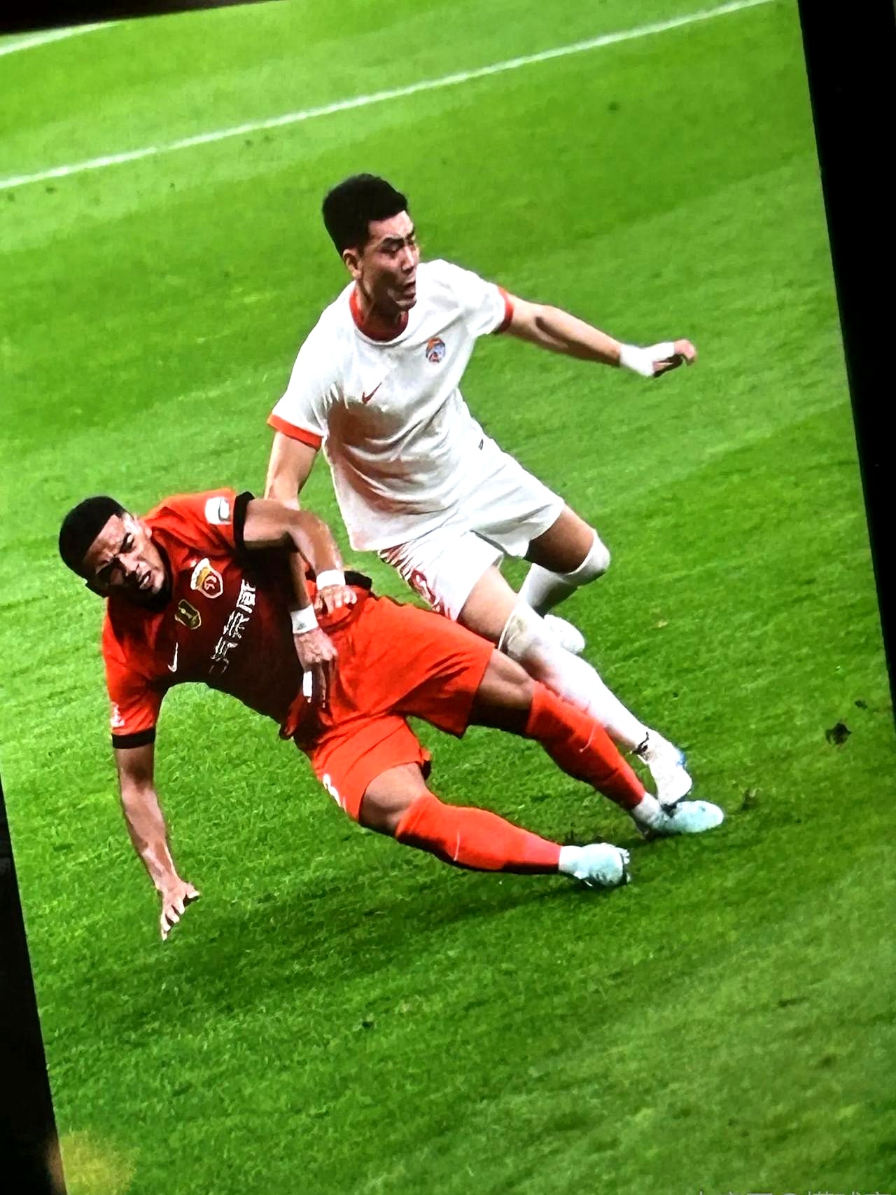 球员巧妙配合，完成劲爆进球