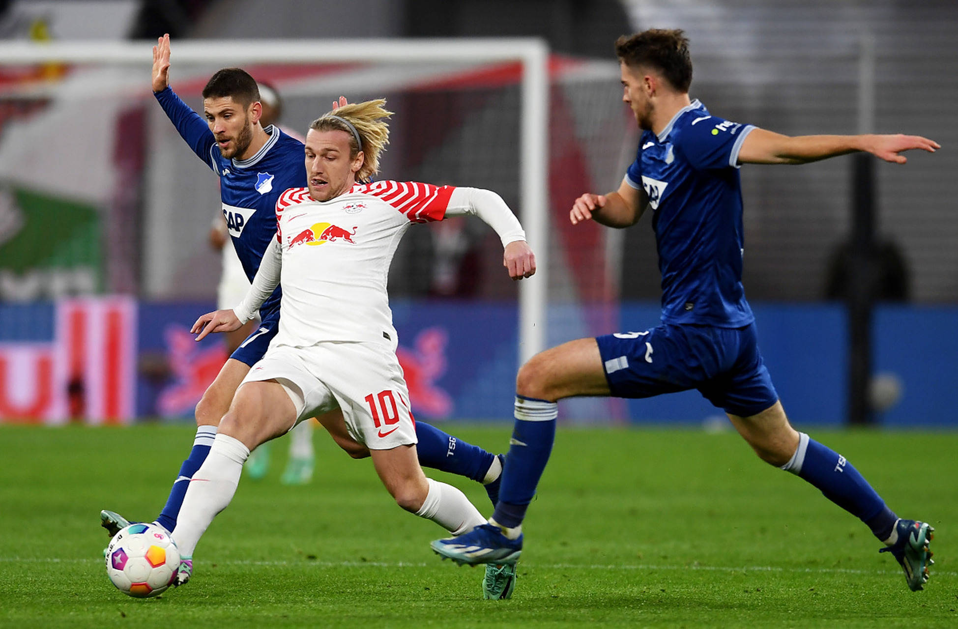 包含霍芬海姆客场逼平雷恩，保持不败战绩的词条