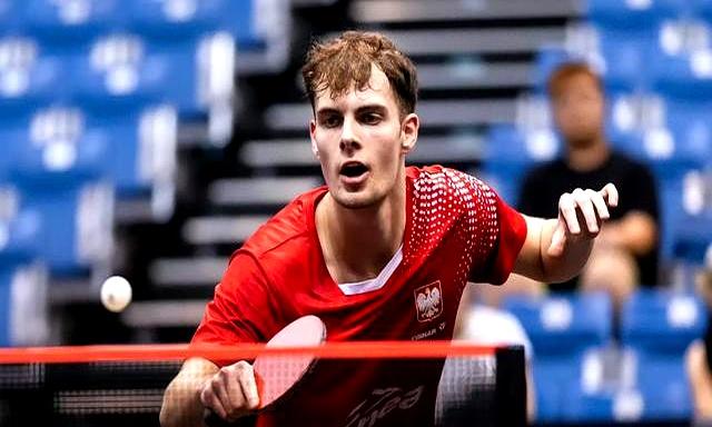 包含英国乒乓球队逆转波兰乒乓球队，奥恰洛夫打破历史纪录的词条