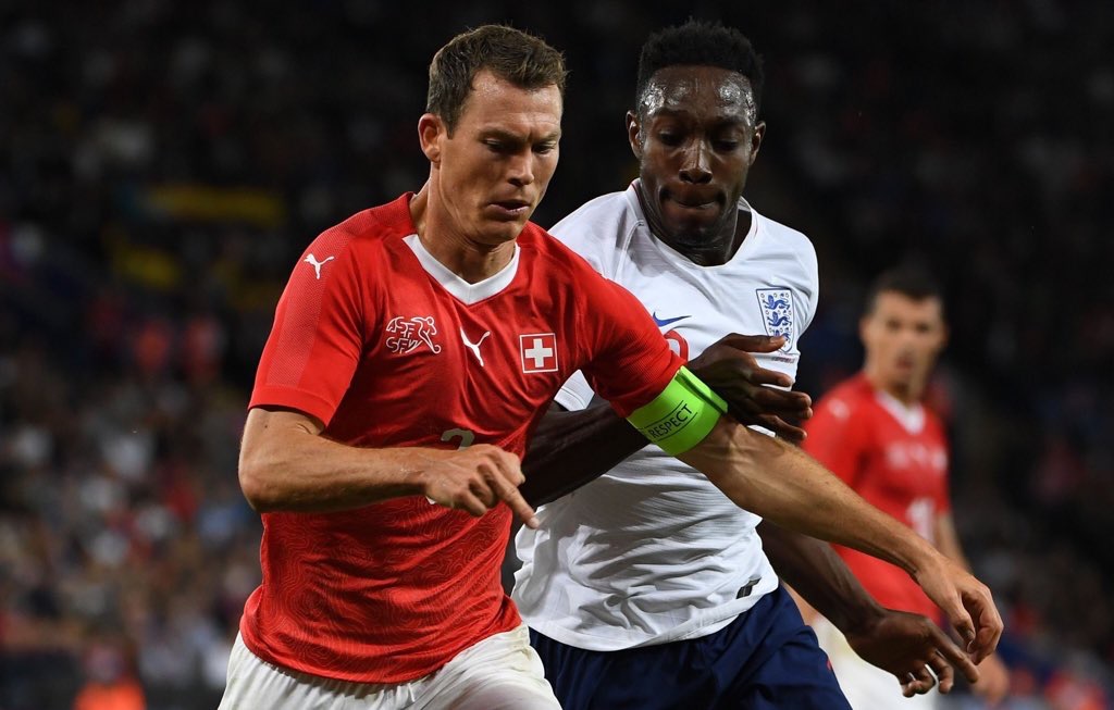 包含英格兰横扫瑞士，卡瓦哈尔关键制胜的词条