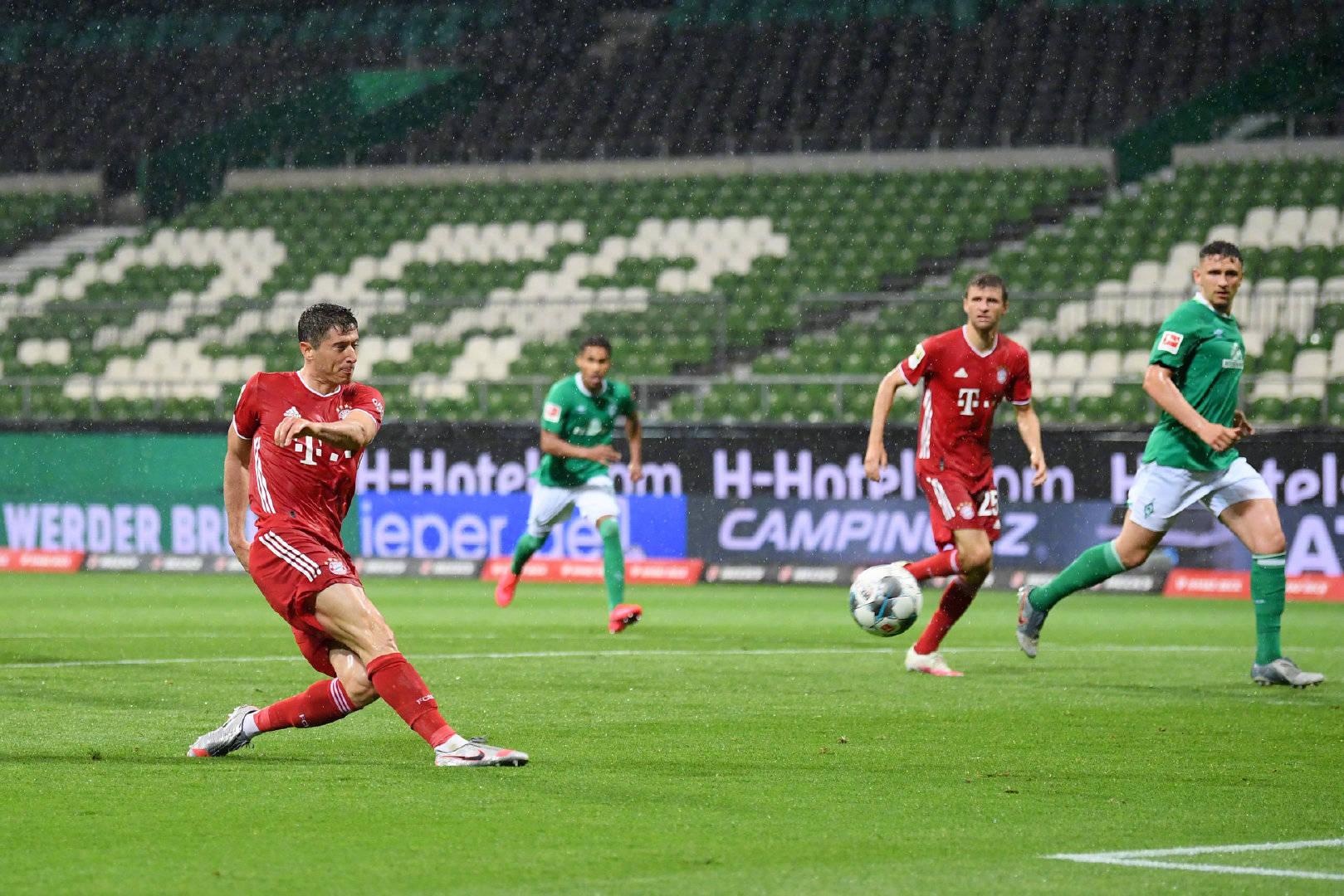 包含日本横扫尤文，莱万高光表现的词条