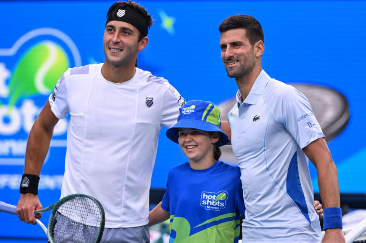 包含世界网球队完胜澳大利亚网球队，德约科维奇惊艳世界的词条