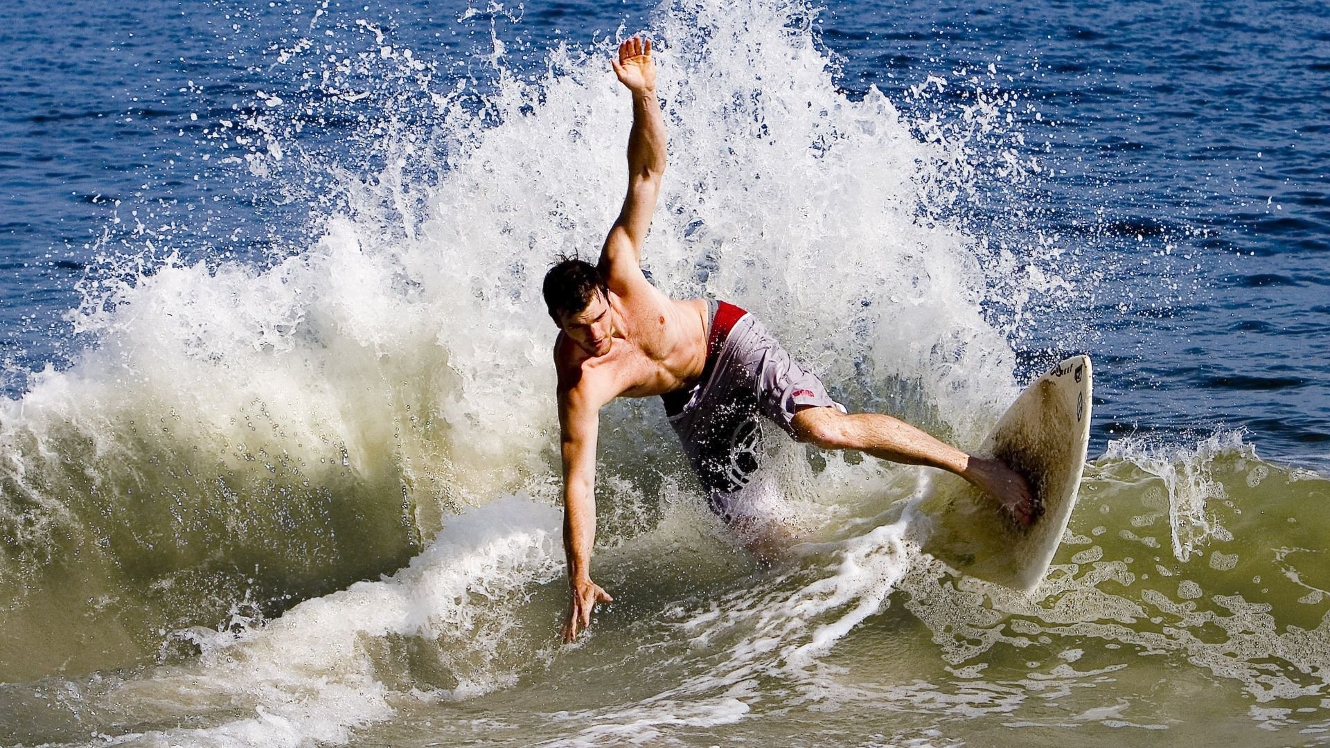 绿茵场与硬木地板的交响，当英超争冠焦点战遇见76人一波流击溃雄鹿